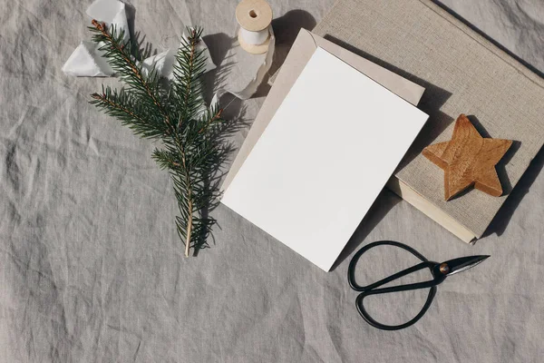 Kerstbriefpapier Blanco Wenskaart Uitnodigingsmodel Houten Ster Ornament Oude Boeken Sparren — Stockfoto