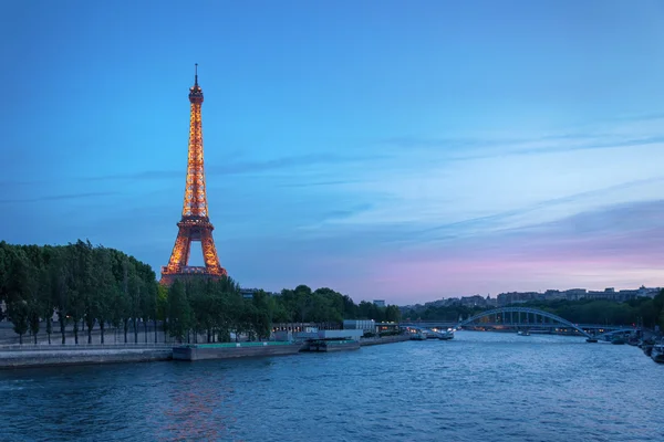 Eiffel Tower at sunset, view from bank of the river Seine — Stock Photo, Image