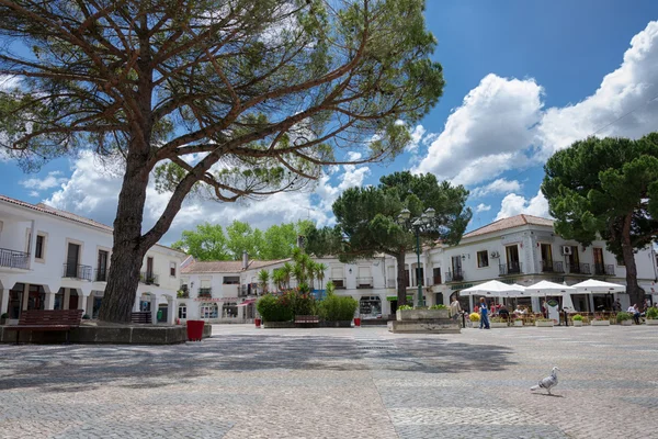 En sentral plass i en liten europeisk by, Portugal – stockfoto