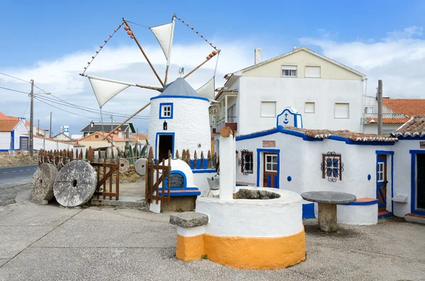 Vecchio mulino nel villaggio europeo — Foto Stock