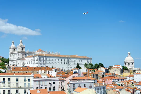 Vista panoramica della città europea dalla collina — Foto Stock