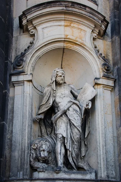 Staty av en man med ett lejon — Stockfoto