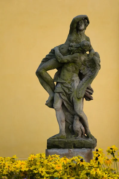 Statue eines Engels, der ein junges Mädchen trägt — Stockfoto