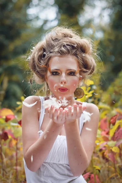 Hermosa chica de hadas en un bosque dando un beso — Foto de Stock