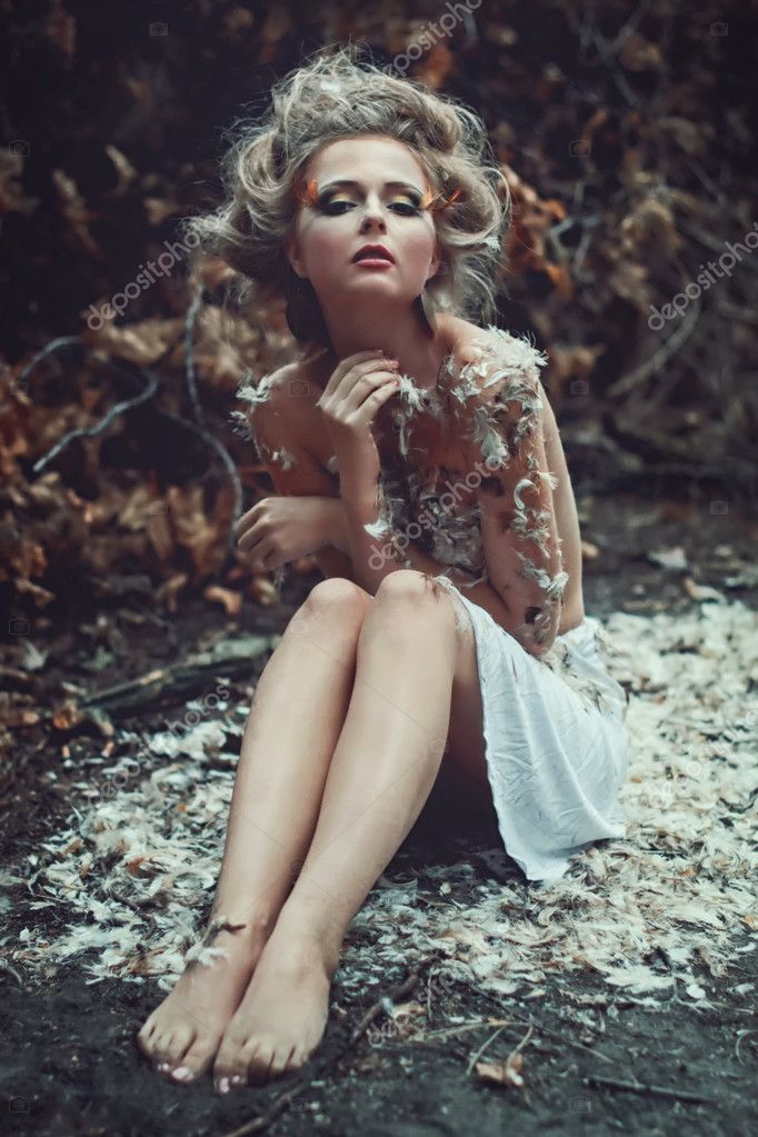 Hermosa chica desnuda en un bosque — Foto de stock Hermosa chica desnuda en un bosque — Foto de stock