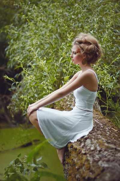 Menina fada bonita em uma floresta — Fotografia de Stock