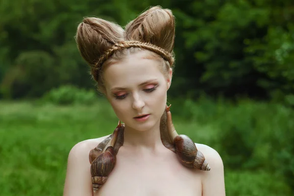 Mujer joven desnuda con peinado de moda y dos caracoles grandes — Foto de Stock