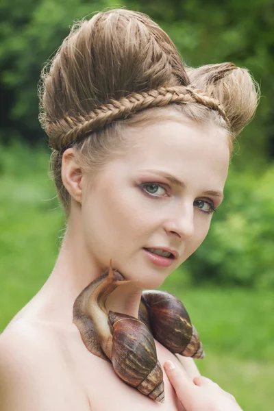 Naked young woman with fashion hairstyle and two big snails — Stock Photo, Image