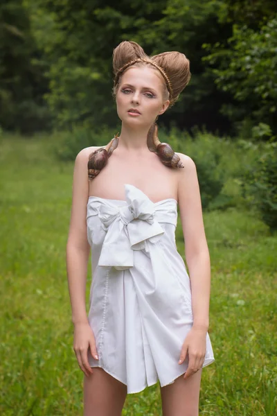 Fille avec coiffure de mode et maquillage élégant lumineux et deux bi — Photo