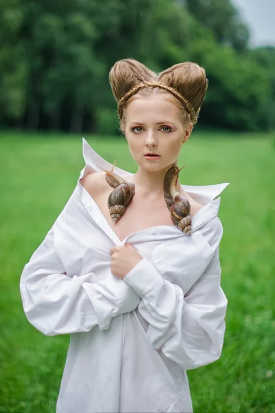 Ragazza con acconciatura di moda e due grandi lumache — Foto Stock