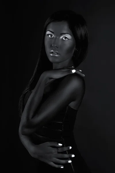 Portait blanco y negro de mujer joven con maquillaje brillante — Foto de Stock