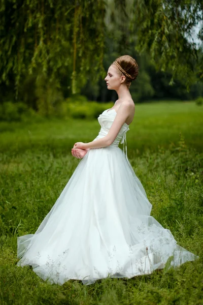 Hermosa novia rubia en vestido de novia de moda — Foto de Stock