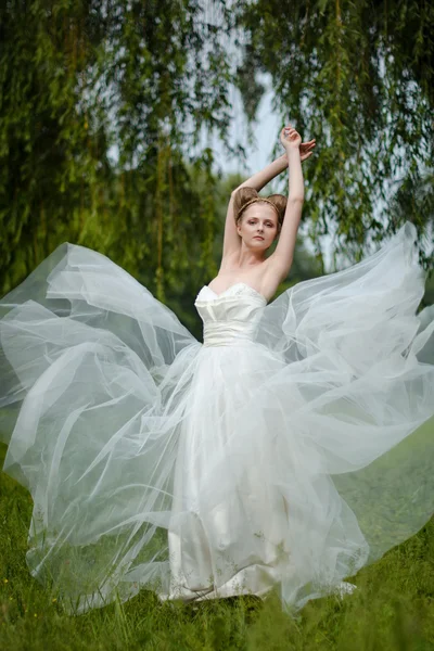Vacker blond brud i fashionabla bröllopsklänning — Stockfoto