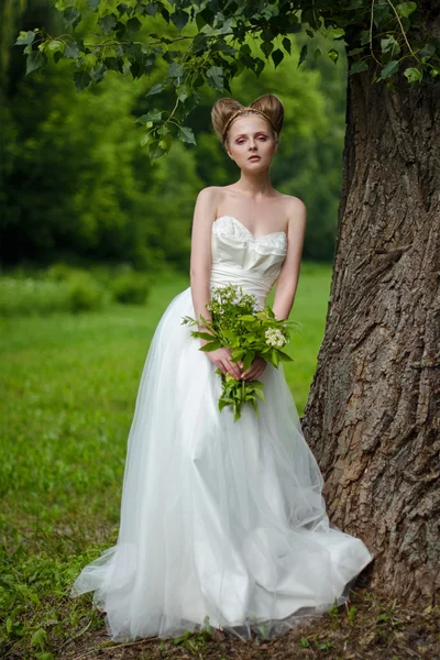 Vacker blond brud i fashionabla bröllopsklänning — Stockfoto