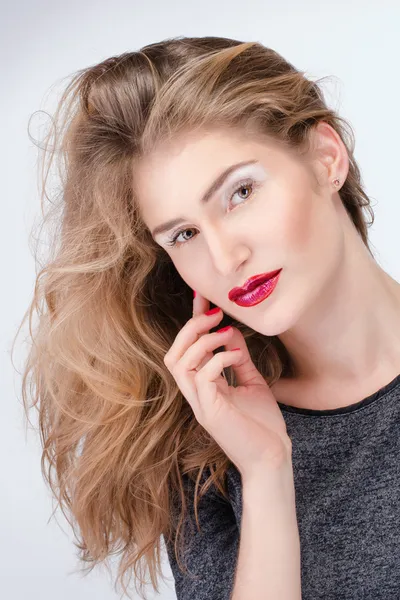 Portrét hezká blondýnka s světlý make-up — Stock fotografie