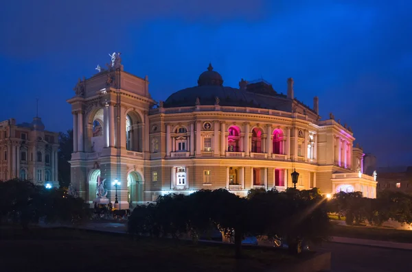 Teatr Opery i baletu zewnętrzne w nocy — Zdjęcie stockowe