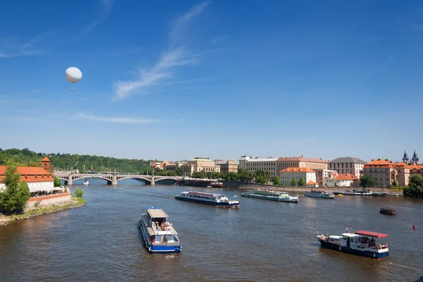 Barcos no rio Vltava. Praga — Fotografia de Stock