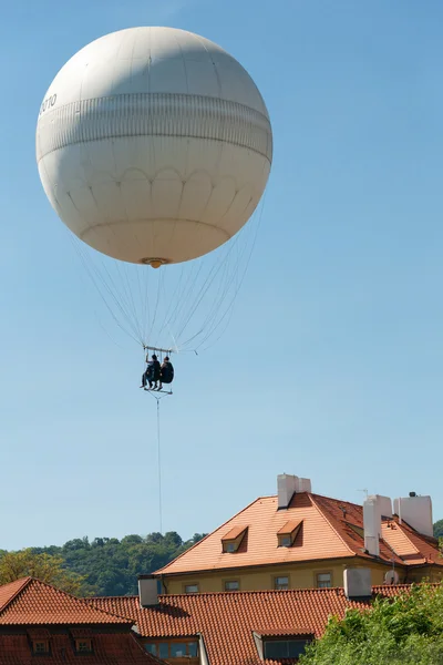 Pessoas voando de balão de ar — Fotografia de Stock