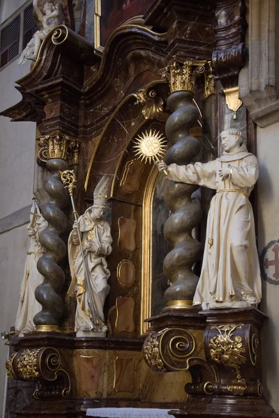 Statuer af helgener inde i kirken - Stock-foto