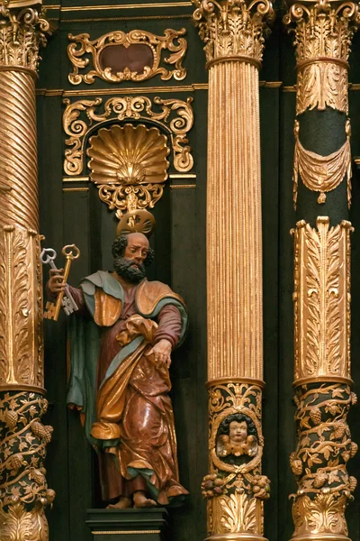 St. peter standbeeld binnen in de kerk — Stockfoto