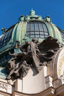 Müzenin çatısında heykeller. Prag