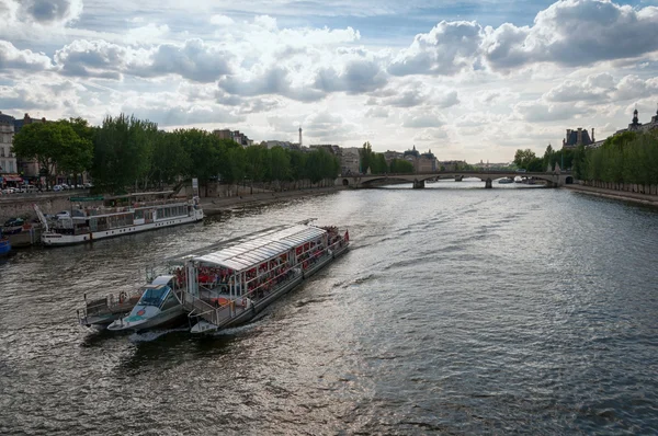 Tourist ship in the center of Paris — Stock Photo, Image