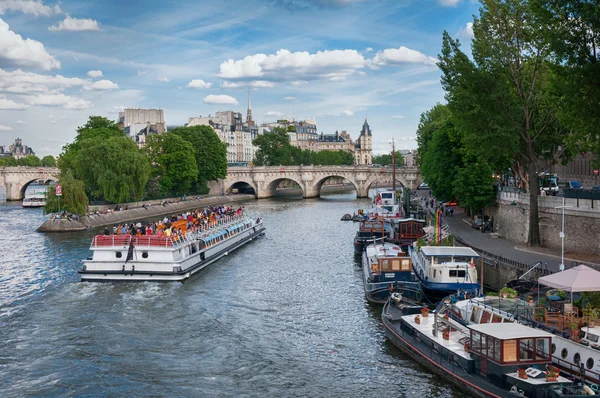 パリの中心部で観光船 — ストック写真