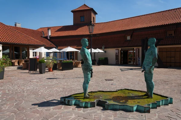 işemek heykeller avluda Franz kafka Müzesi. Prag, czec