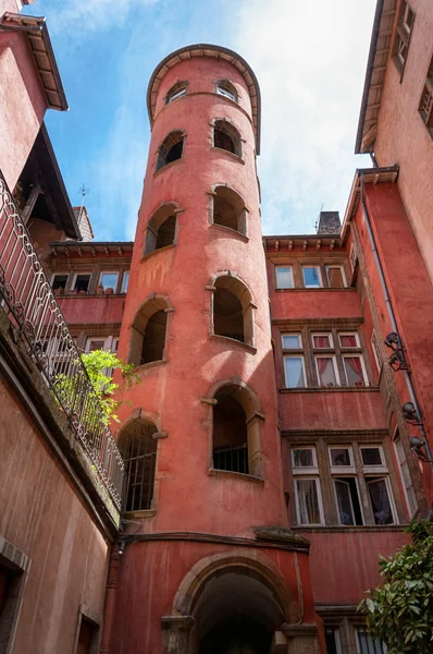 Turm im alten Hof. lyon, Frankreich — Stockfoto