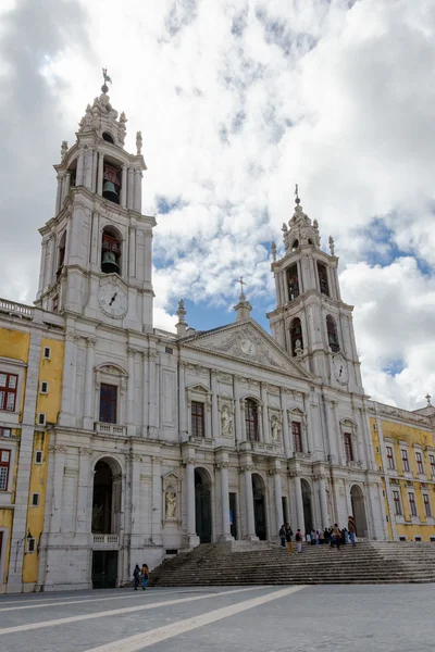 Chiesa cattolica in piazza — Foto Stock