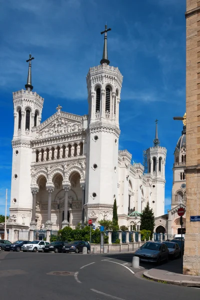 Iglesia católica en la plaza de Lyon, Francia — Foto de Stock