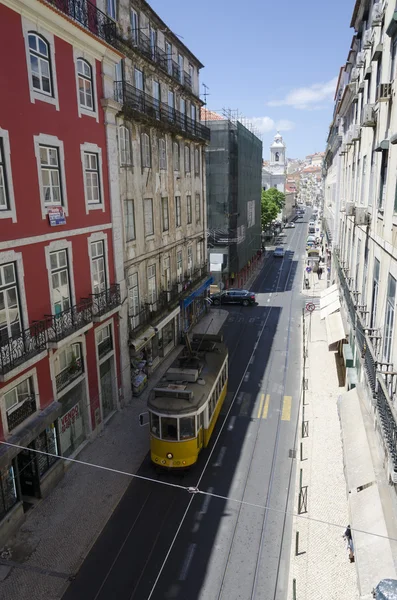 Calle estrecha en una antigua ciudad europea, Lisboa — Foto de Stock