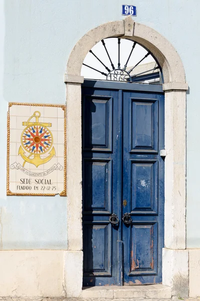 Klenuté dveře na ulici v Lisabonu — Stock fotografie