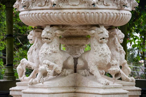 Skulpturen im Brunnen — Stockfoto