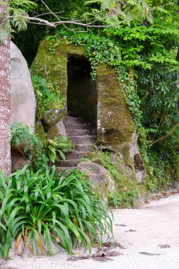 porta secreta no jardim