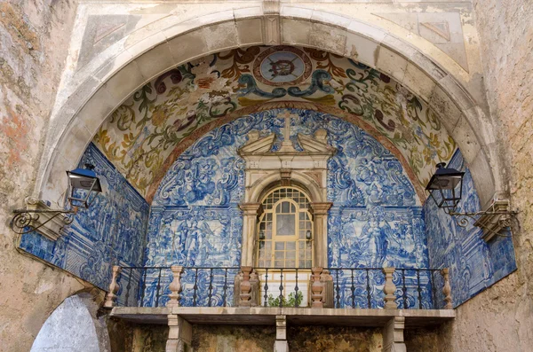 Azulejos. dekorativní obklady na staré budově v Portugalsku — Stock fotografie