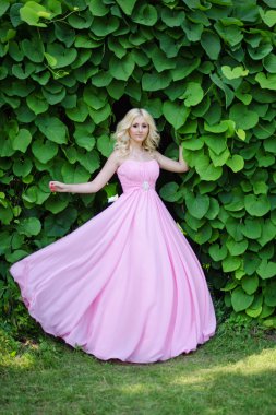 Park pembe elbiseli güzel sarışın kız
