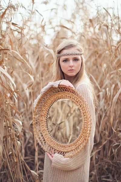 Schöne blonde Mädchen mit einem Spiegel im Schilf — Stockfoto