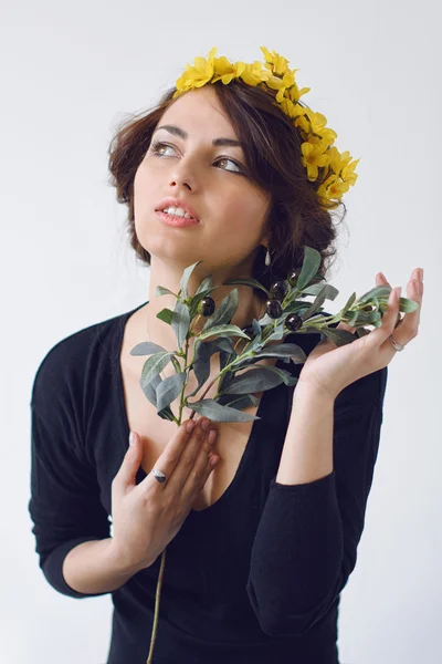 Красивая девушка с цветочным венком и оливковой ветвью — стоковое фото