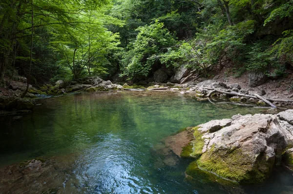 在克里米亚山脉的湖 — 图库照片