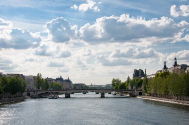 Paris'in merkezinde, köprü ve turistik gemiler