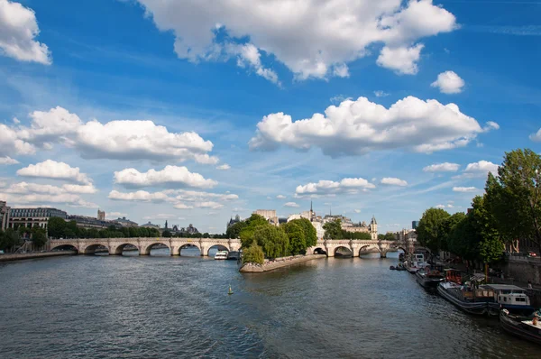 Bridge and tourist ships in the center of Paris — Stock Photo, Image