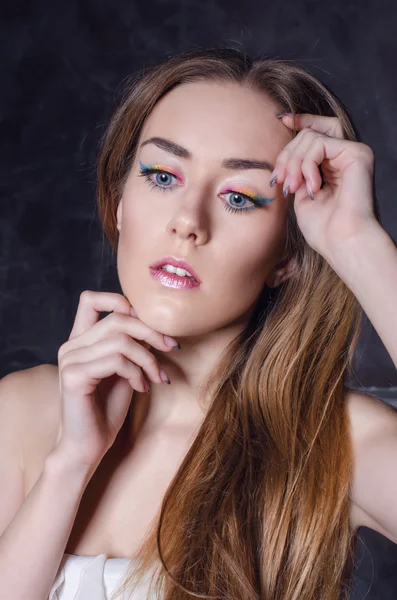 Porträtt av en söt blond tjej med ljusa makeup — Stockfoto