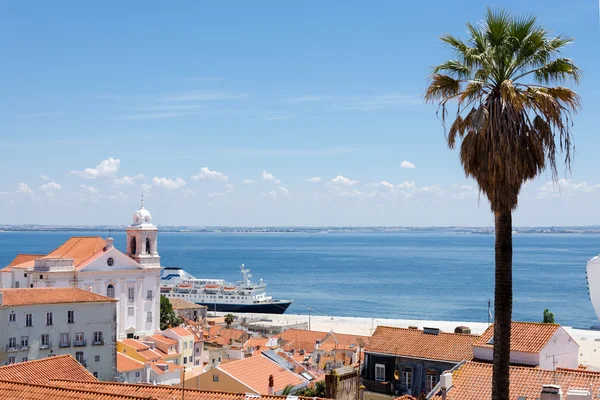 Vista de los tejados del casco antiguo y terraplén de la Unión Europea — Foto de Stock