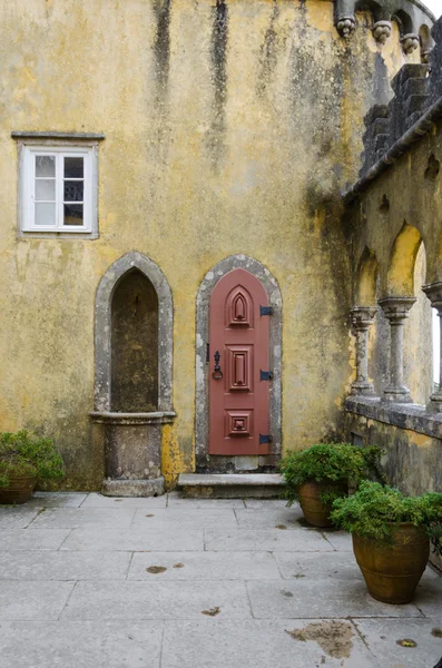 Staré dveře. paláce Pena, Portugalsko — Stock fotografie