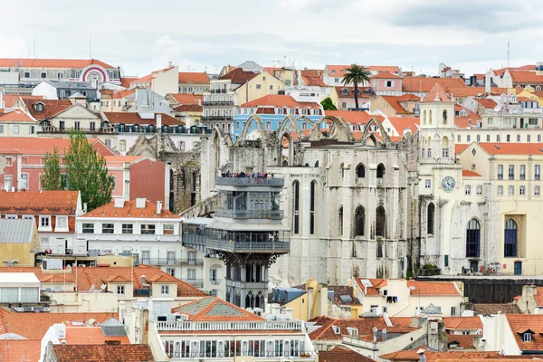 Panoramisch uitzicht op de Europese stad vanaf de heuvel — Stockfoto
