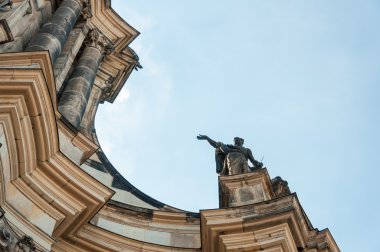 Çatıdaki bir adamın heykeli.