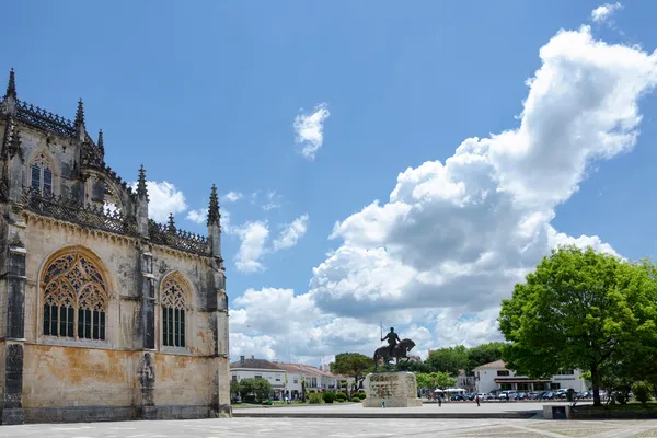 Courtyard of the medieval monastery Santa Maria da Vitória na B — Stock Photo, Image