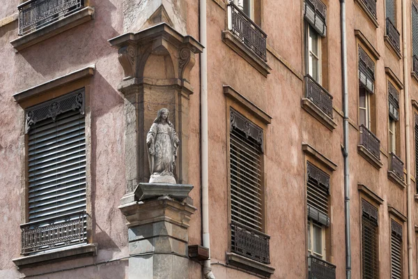 Pomnik na elewacji budynku, Francja — Zdjęcie stockowe