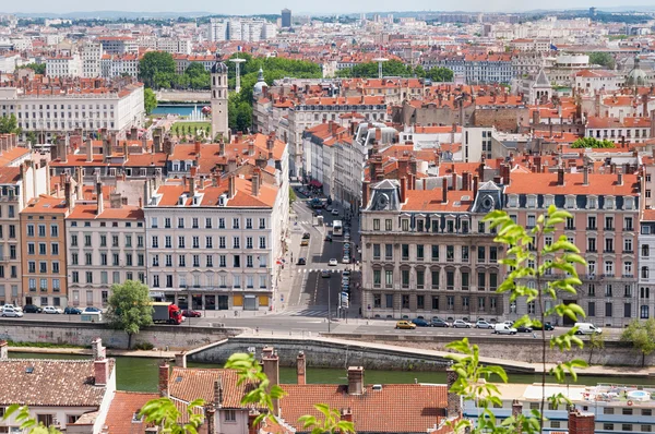 丘からのヨーロッパの都市のパノラマ風景。リヨン、フランス — ストック写真